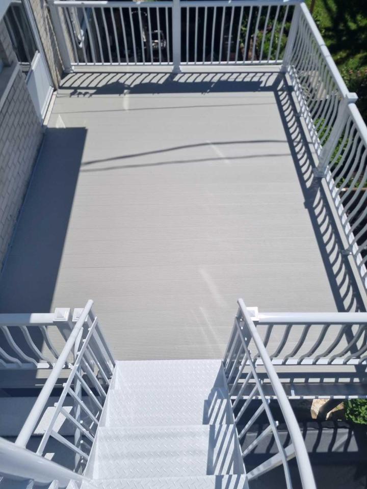 Manufacturer of fibreglass or aluminum flooring Montreal