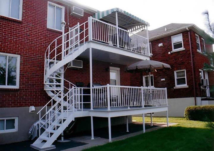 Une équipe expérimentée pour fabriquer des escaliers en aluminium.